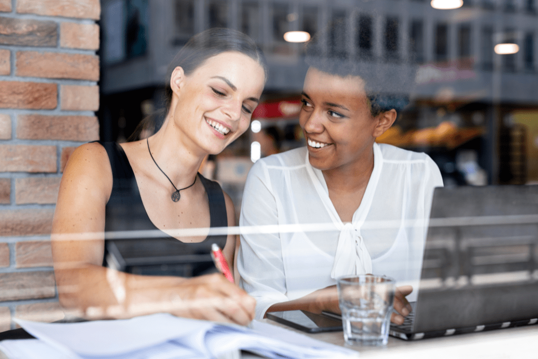 chicas en una cafetería