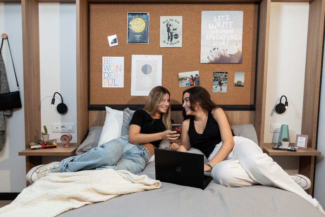 estudiantes en dormitorio