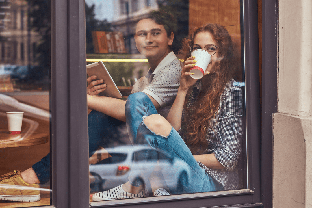 chica y chico en una cafetería