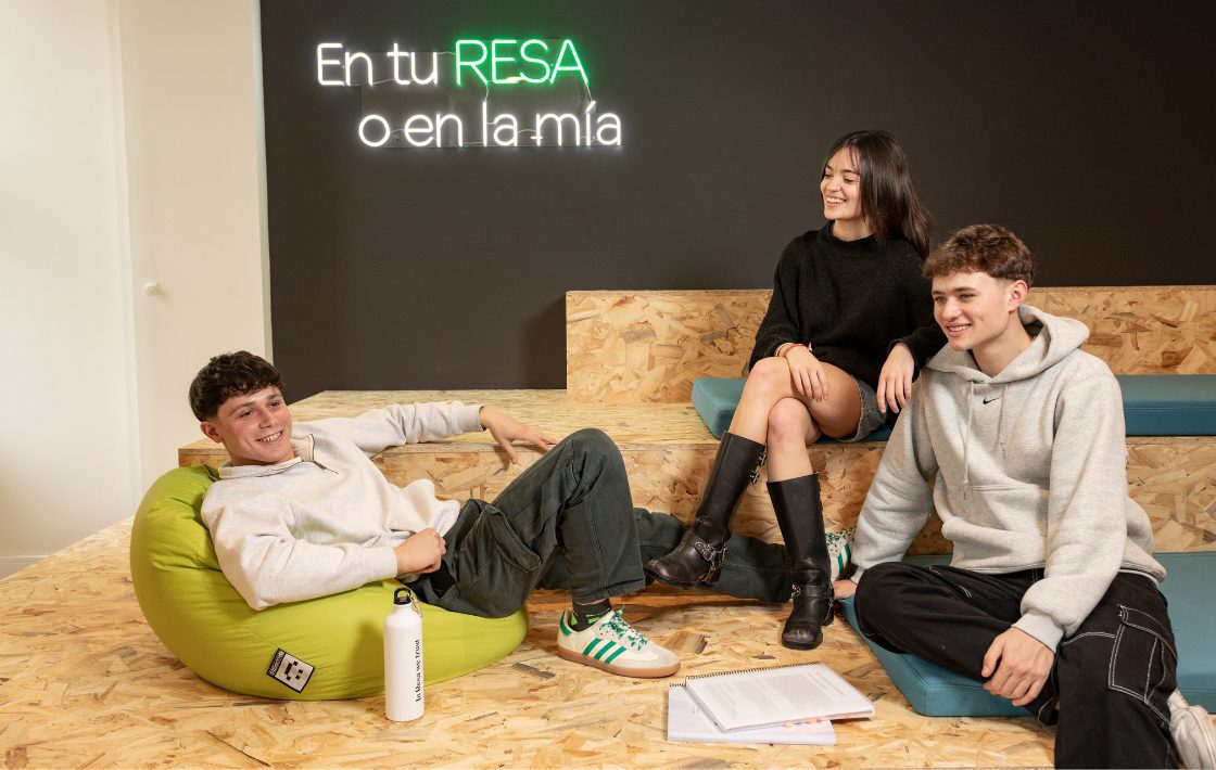 estudiantes en zona común