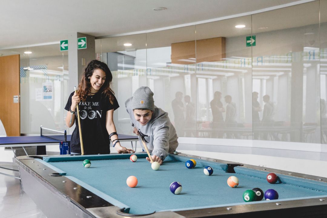 estudiantes jugando al billar
