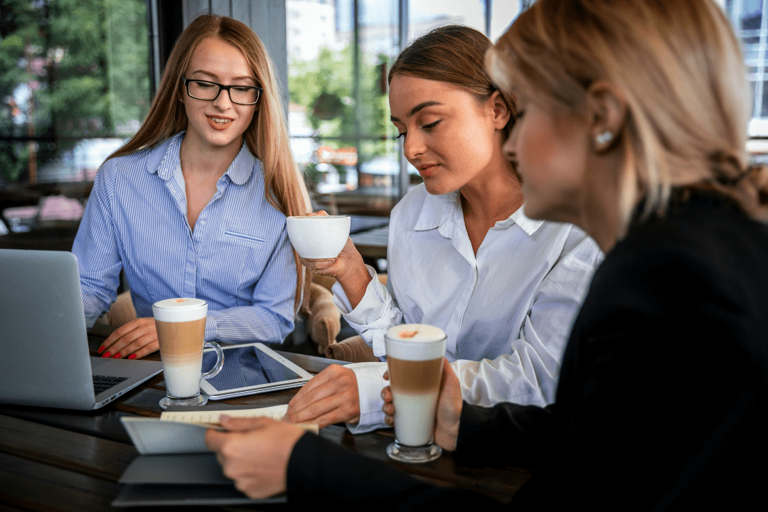 chicas en una cafetería