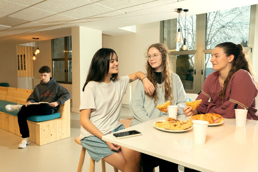 estudiantes en comedor