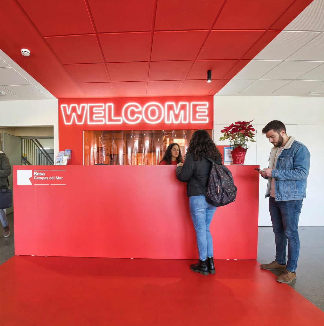 Zona de recepcion en resa campus del mar