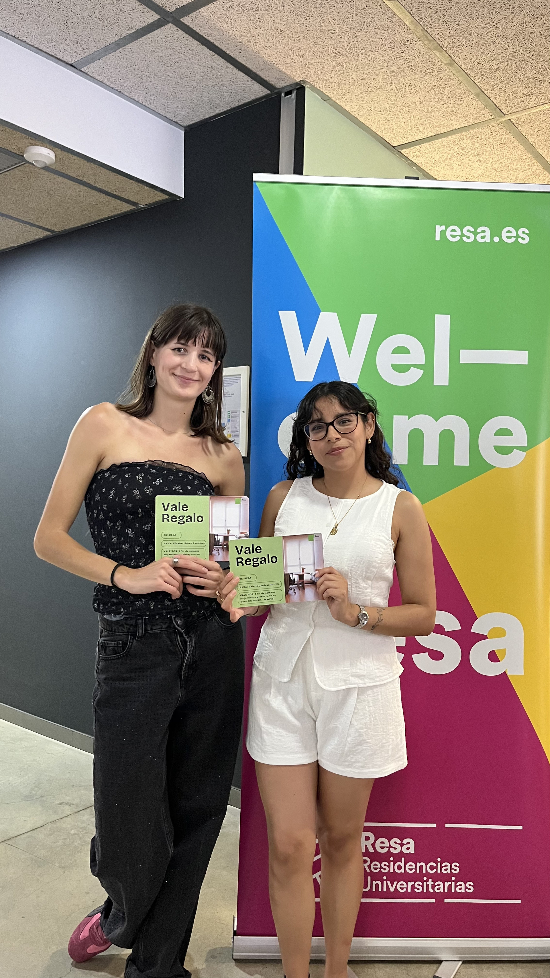 ganadoras recibiendo el premio de resa